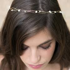 Ils peuvent se porter très facilement pour toutes les occasions tout en soulignant une grande féminité. Dans Les Cheveux Couronnes De Fleurs Bijoux De Tete