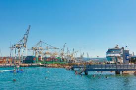 Leute Die Auf Dem Strand Vor Hafenkranen Und Luxuskreuzfahrtschiff Schwimmen Koper Slowenien Redaktionelles Bild Bild Von Leute Luxuskreuzfahrtschiff 154346355