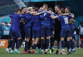Tampak pemain swedia marcus berg nyaris membobol gawang spanyol. Mvtqphitehqafm