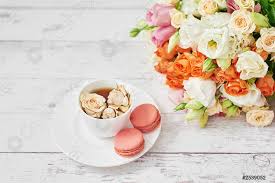 Immagine buongiorno con mazzo di rose. Mazzo Di Rose Eustomi E Ortensie Su Tazza Di Tazza Foto D Archivio Crushpixel