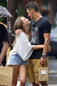 Mesut and mandy were seen eating at morandi restaurant and shopping in the west village. Samrock18 Adli Kullanicinin Soccer Wives Girlfriends Swag S Panosundaki Pin Unluler Ders Calisma Ipuclari Calisma
