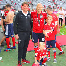 Seine auszeichnungen und erfolge sind nicht nur in fußballerischer hinsicht beeindruckend: Arjen Robben Trainiert Jugendteam Fussball