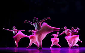 Opéra/ballet leo lerus entropie le chorégraphe guadeloupéen, ancien danseur de la batsheva et assistant de. Spectacles A Paris Tutu Met La Danse Dans Tous Ses Etats Le Parisien