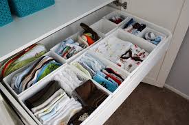 Kalau bisa lemarinya dihemur dulu sebentar dalam posisi terbuka dan menghadap ke arah matahari. Lihat Bagaimana Wanita Ini Lipat Susun Baju Dengan Kemas Di Rumah Sangat Efektif