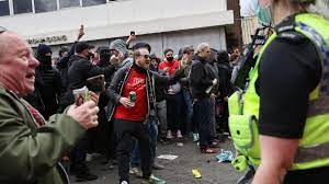 If liverpool are to finish inside the premier league's top four, they need to be brave at manchester united. Premier League Nach Sturm Auf Stadion Manunited Gegen Liverpool Vertagt
