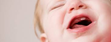 Das zahnen kann bis zu 8 wochen dauern und beginnt bei einigen babys sogar ab der 10. Zahnen Bei Babys Die Ausrede Fur Schreihals Eltern Babymarkt De