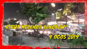 Seorang wanita maut dilanggar sebuah kereta selepas terjatuh dari motosikal akibat terkena kepingan atap zink yang diterbangkan ribut di hadapan masjid sharifah fatimah, batu 13, jitra, dekat sini, malam tadi. Digilis Kereta Selepas Terkena Zink Terbang By Berita Tv9