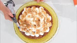 Se la accompagniamo a una pallina di gelato alla vaniglia, possiamo offrirla come dessert. Torta Soffice Alle Albicocche E Sempre Mezzogiorno 08 06 2021 Youtube