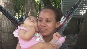Esta bebé regresó a los brazos de su madre en Honduras tras ser llevada a  la frontera de EEUU