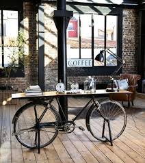 Konsole Fahrrad Im Industrie Stil Aus Mangoholz Und Schwarzem Metall Maison In 2020 Industrial Style Furniture Vintage Industrial Furniture Vintage Industrial Design