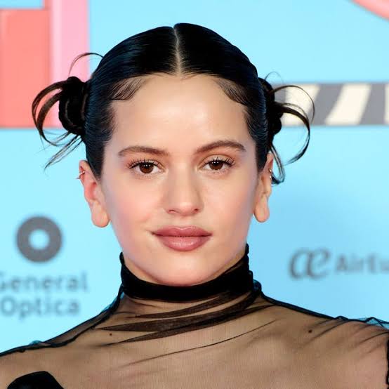 Rosalía arrasa con sus cejas azules en Instagram