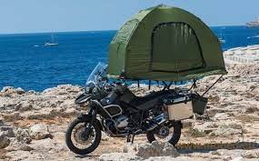 バイクの上に テントを張って ツーリングに便利な mobed インターネットコム キャンプのアイデア テントキャンプ ツーリング