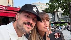 À Paris pour Pâques, Alicia Moffet et Frédérick Robichaud sont capturés  dans un intime moment en amoureux