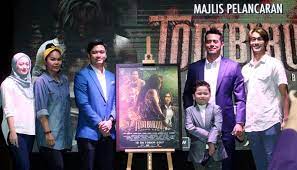 His power is so strong that he has to cover his face with a mask in order to hide his troubles and loneliness. Tombiruo Penunggu Rimba Meleret Tapi Okey Wayang Mstar