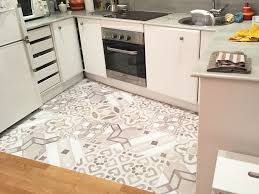 El suelo vinílico uno de los suelos más utilizados por su bajo coste y facilidad de instalación y mantenimiento. Cocina Con Vinilo Para Suelos De Disenos Lokoloko Lokolokodecora Suelos De Vinilo Para Cocina Vinilos Para Muebles Suelos