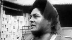 Daughter of Hull hero Lillian Bilocca gives thumbs-up to mural