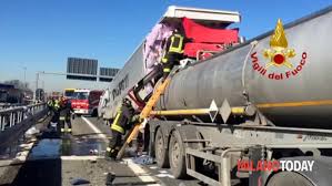 Si scontrano due mezzi pesanti, tre feriti e code chilometriche. Incidente A4 Desenzano Oggi