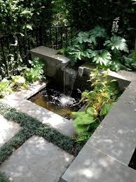 Kleingarten Englischer Stil Stein Platten Gras Rand Schatten Wasserfall Wasserspiel Garten Wasserbecken Garten Garten