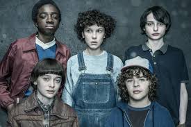 Netflix 原創影集《怪奇物語》（stranger things）自 2016 年中推出後，魅力席捲全球，連帶捧紅劇中一票童星們。 短短三年過去，甫上線的第三季可看到他們飆速成長。 你是否還記得他們當年稚氣的模樣呢？ ç¾ŽåŠ‡å¿ƒå¾— æ€ªå¥‡ç‰©èªžstranger Thingsç¬¬äºŒå­£ ç•¥è¼ƒå‰å­£éœè‰² å»ä¸å¤±å±¬æ–¼è‡ªå·±æœ¬å­£çš„ç‰¹è‰² é…æ¨‚æ°£æ°›æ›´åŽ²å®³ Netflix Original Series çŽ‹çŽ‹ W æ°´è‚²å°å§