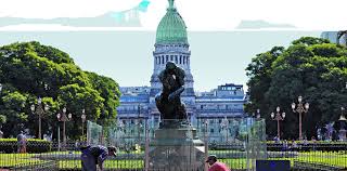 El Pensador De Rodin Cercado Con Blindex Por El Vandalismo