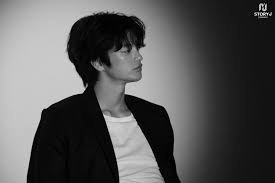 He didn't look too bad in joseon clothes for the king's face, but seo in guk has much more masculine magnetism dressed in suits, as seen in these s/s 2015 visuals for vostro. Seo In Guk Photo Gallery ì„œì¸êµ­ Hancinema