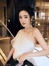 Sau scandal ngoại tình và vụ ly hôn tốn nhiều giấy mực với giả nãi. Hnj U Xh3jrr9m