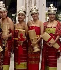 Rumah adat orang sumba di waikabubak koleksi foto foto. Nona Nona Cantik Berbusana Daerah Beautiful Ladies Dressed In Customary Clothing Pembangunan Menerangi Dan Mencerdaskan