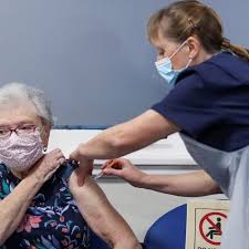 Η εθνική επιτροπή εμβολιασμών ανασκόπησε λεπτομερώς όλα τα υπάρχοντα δεδομένα σε σχέση με την ασφάλεια και την αποτελεσματικότητα του η επιτροπή κρίνει ότι, σύμφωνα με τα δεδομένα που υπάρχουν μέχρι σήμερα, το εμβόλιο της astrazeneca έχει πολύ καλά χαρακτηριστικά ασφάλειας. Prepei Telikws Oi Anw Twn 65 Na Kanoyn To Embolio Ths Astrazeneca