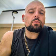 Who are some good male R&B artists?