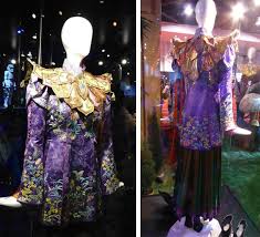 A jovem atravessa o objeto e retorna ao país das maravilhas, onde descobre que o. Figurino Alice Atraves Do Espelho