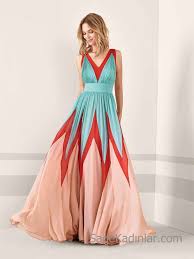 Pronovias 2019 Abiye Elbise Modelleri Yesil Uzun Kalin Askili V Yakali Klos Etekli Renk Bloklu With Images Prom Dress Trends Dresses Evening Dresses