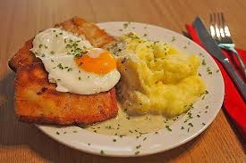 Maurerschnitzel Ausgebackener Leberkase Mit Spiegelei Kartoffelpuree Und Krauter Rahm Sosse Rezept In 2020 Leberkase Rezept Rezepte Und Leckeres Essen