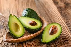 Spalmando la polpa dell'avocado su una fetta di pane tostato possiamo invece ottenere degli ottimi toast da condire con lime, sale e pepe. Come Si Mangia L Avocado Crudo O Cotto Fratelli Orsero
