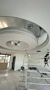 Les plaques de plâtres seront vissées sur les fourrures afin de créer votre faux plafond. Creation D Un Faux Plafond Suspendu Lumineux Chez Veolia Toulouse Pose De Faux Plafonds En Toile Tendue Et Toile Murale A Toulouse Plafonds Tendus Occitans