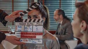 Çınar'ın ilk oyunculuk deneyimini gerçekleştirdiği dizidir. Aysegul Cinar Kimdir Yasak Elma Taciz Olayiyla Ilgili Yeni Bomba Elmaelma