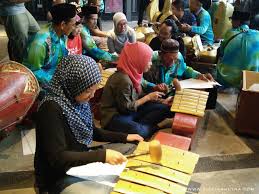 Joget tari tradisional yang termasyhur oleh gerakan tangan gemalai dan rentak kaki yang perlahan, diiringi lagu pantun yang meratapi nasib daripada sudut pandangan edy sedyawati (1992:26) dalam. Risalah Husna Menelisik Kesenian Jawa Di Tanah Selangor