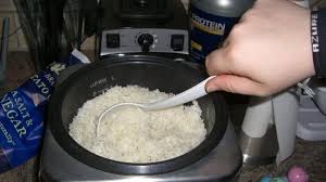 Ambil beras dan takar sesuai dengan kebutuhan. Bukan Salah Alat Ternyata Ini Penyebab Nasi Cepat Basi Tribun Jabar