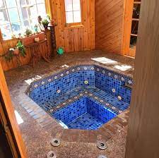 Fachmännisch gefertigt und im klassischen stil für einen zeitlosen look im gartenparadies. This Couple Discovered A Hidden Hot Tub In Their Home