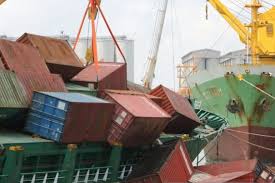 Kapal Pacific 88 Miring di Tanjung Perak, Kontainer Jatuh ke Laut dan 1  Pekerja Hilang - JPNN.