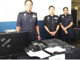 Menurut polisi, dora yang mengaku sebagai pegawai di mahkamah agung ini ditindak karena masuk ke jalur bus transjakarta di jatinegara, jakarta timur. Rumah Sewa Jadi Pusat Operasi Judi