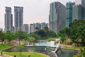 A huge crowd gathers here to eyeball the towers glistening with light every night. Klcc Park In Kuala Lumpur Malaysia Redaktionelles Stockfotografie Bild Von Malaysia Reflexion 34586197