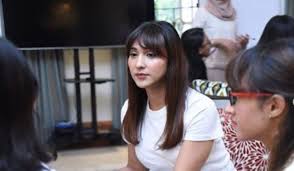 She studied communications at the university of indonesia. Dena Rachman Pindah Agama Nangis Saat Di Gereja Dinamika Jambi