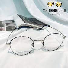 Sebilangan kata majmuk ditulis sebagai satu kata ( cermin mata ), beberapa kata (atau lebih) kata hubung. Matahari Optical Kedai Cermin Mata Matahari Siaran Facebook