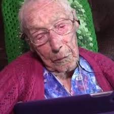 Di Usia 114 Tahun, Nenek Ini Masih Semangat Belajar Operasikan Gagdet