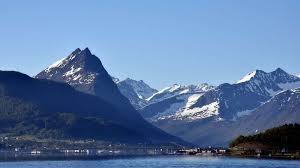 Elvene har ofte bratte, korte løp med høye fosser, men på fjellvidda er elvene lange, slake og meandrerende. Onsker Same Takst I Sykkylven Og Stranda Nyss