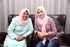 Jikalau surirumah yang baru berkahwin ketika kerajaan ph mengambil alih kuasa pada mei 2018 dulu besar kemungkinan sebahagian mereka telah pun mempunyai anak dan dah habis pantang pun, sindirnya. Zahida Zarik Khan Cerai