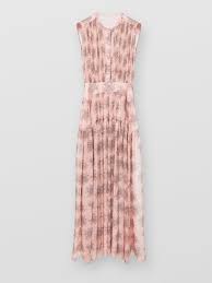 L'abito mae di zimmermann cattura lo spirito dell'estate con un sensuale scollo all'americana che lascia la schiena scoperta e una vivace tonalità di giallo. Abito Estivo Lungo Stampato In Georgette Di Seta Con Motivo Floreale Chloe Sm