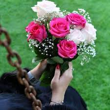 For More Stuff You Can Follow On Pinterest Kubra Yousuf Girls With Flowers Beautiful Flowers Holding Flowers