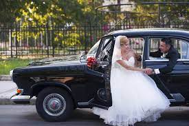 Wedding Couple Meet In A Vintage Car Groom And Bride In A Black Vintage Car Loo Sponsored Meet Vintage Wedding Couples Vintage Car Wedding Vintage Cars