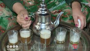 وبناء على نسبة الكافين، تتفوق القهوة على الشاي؛ لأن كوب الشاي يحتوي على 40 ملليغرام من الكافين، في حين تحتوي نفس الكمية من القهوة المغلية على كمية من الكافين تتراوح ما بين 80 إلى 115 ملليغرام. Ø§Ù„Ø´Ø§ÙŠ Ø§Ù„ØµØ­Ø±Ø§ÙˆÙŠ ÙÙŠ Ø§Ù„Ø¹ÙŠÙˆÙ† Ø§Ù„Ù…ØºØ±Ø¨ÙŠØ© Ø±ÙÙŠÙ‚ Ø§Ù„Ø¬Ù„Ø³Ø§Øª ÙˆØ£Ù†ÙŠØ³ Ø§Ù„Ø£Ø­Ø§Ø¯ÙŠØ«